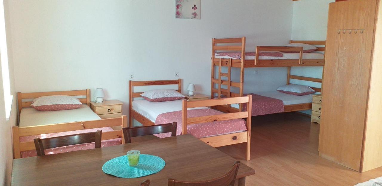 Apartment Beautiful Črni Kal Esterno foto